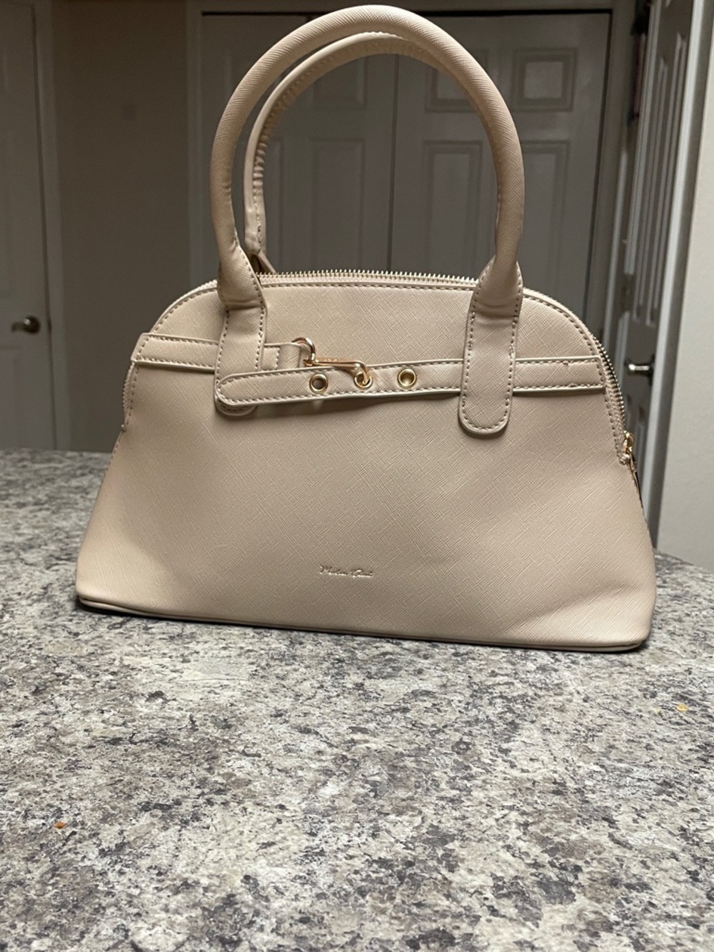 Minimalist Cream Satchel Gold Hardware
11x9”
Perfect size for phone wallet
💜